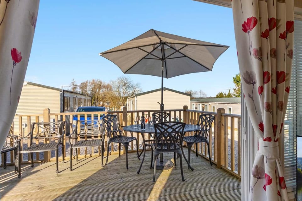 Patio, View (from property/room), Balcony/Terrace, Decorative detail, Decorative detail, Seating area, Dining area, Entertainment, internet, internet