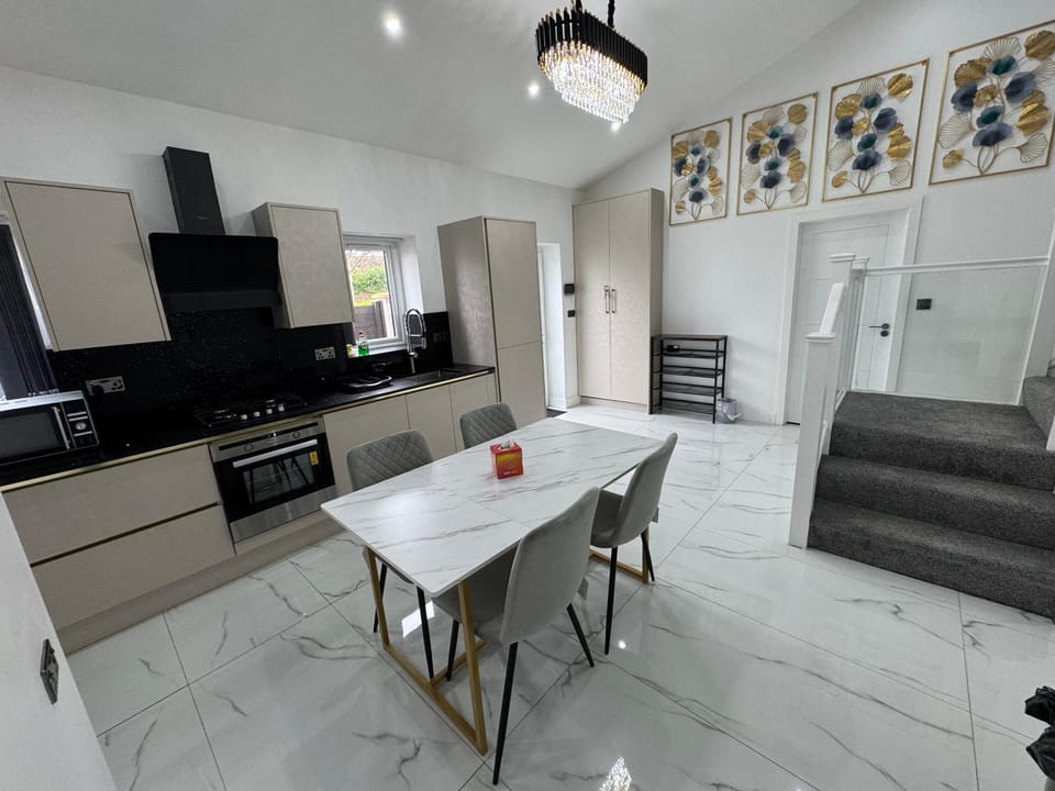 New Modern Stylish Villa Near City Centre Birmingham, with outdoor Hot Tub Villa in Birmingham