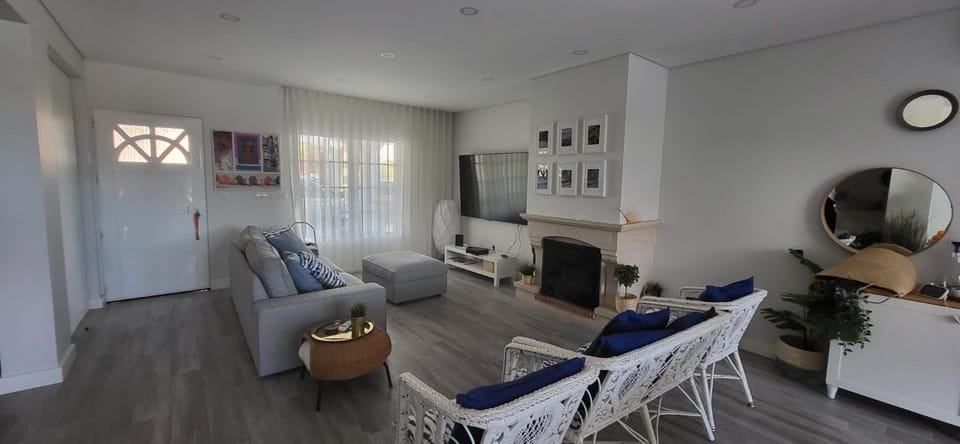 Communal lounge/ TV room, TV and multimedia, Living room, Seating area, Evening entertainment