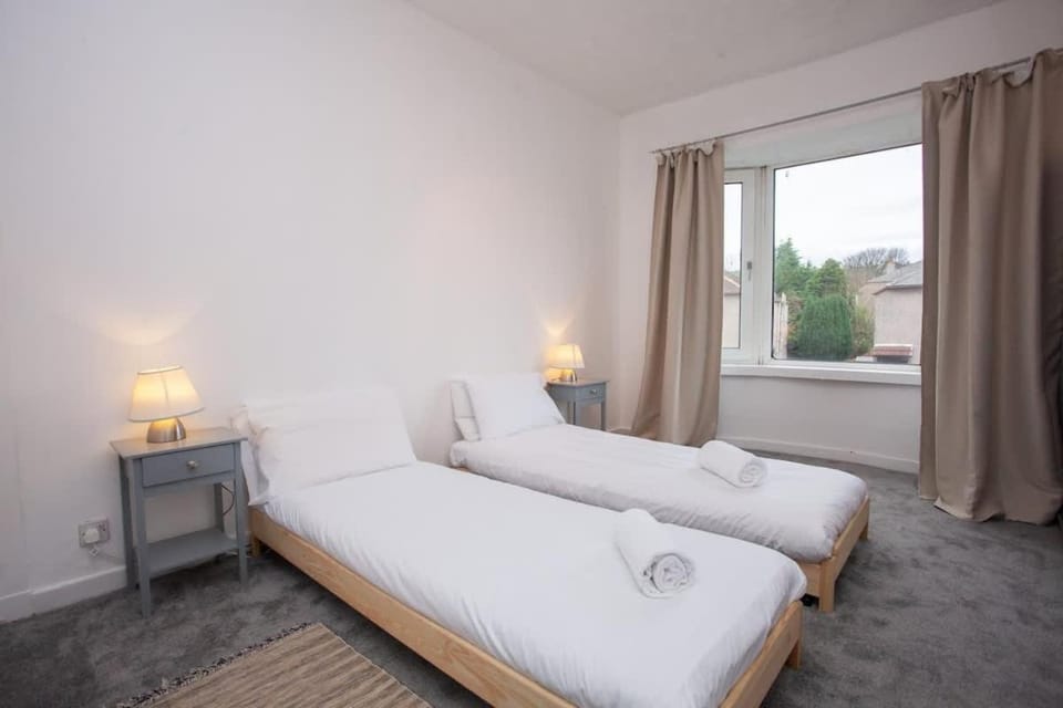 3 Bed Cottage Flat with Parking Apartment in Glasgow