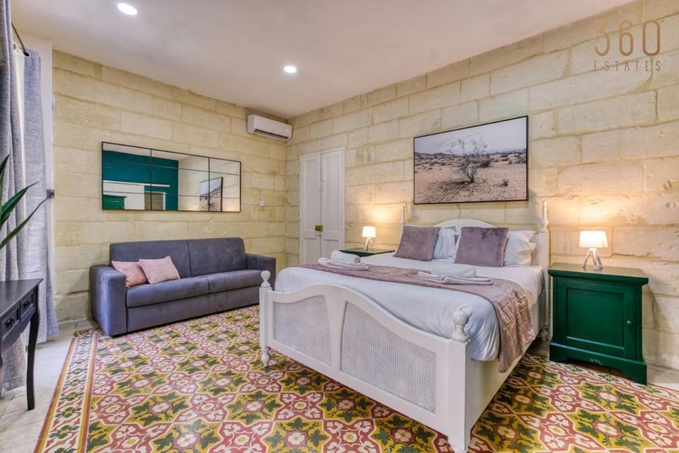 Bed, Living room, Photo of the whole room, Seating area, Bedroom, air conditioner