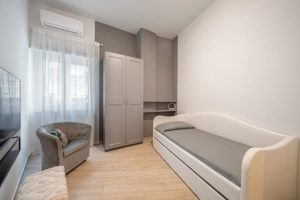 TV and multimedia, Photo of the whole room, Bedroom, heating, wardrobe, air conditioner