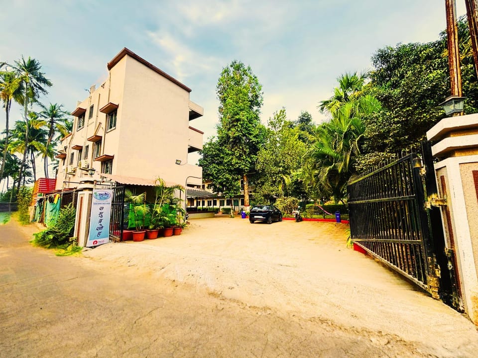 Property building, Day, Neighbourhood, Street view, Parking