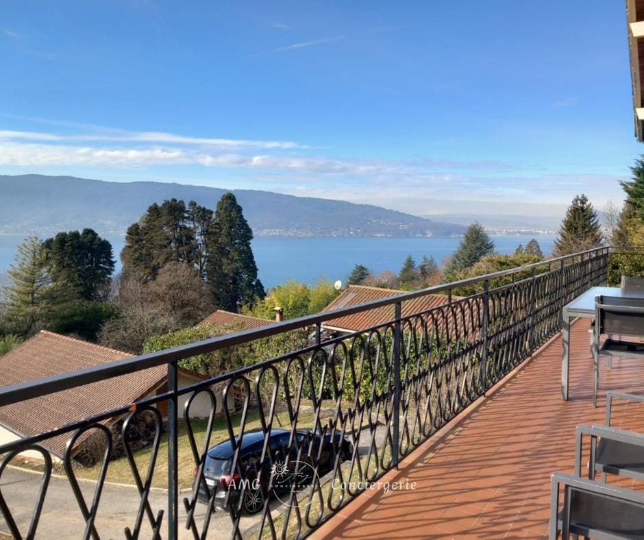 Natural landscape, Balcony/Terrace, Dining area, Lake view, Mountain view