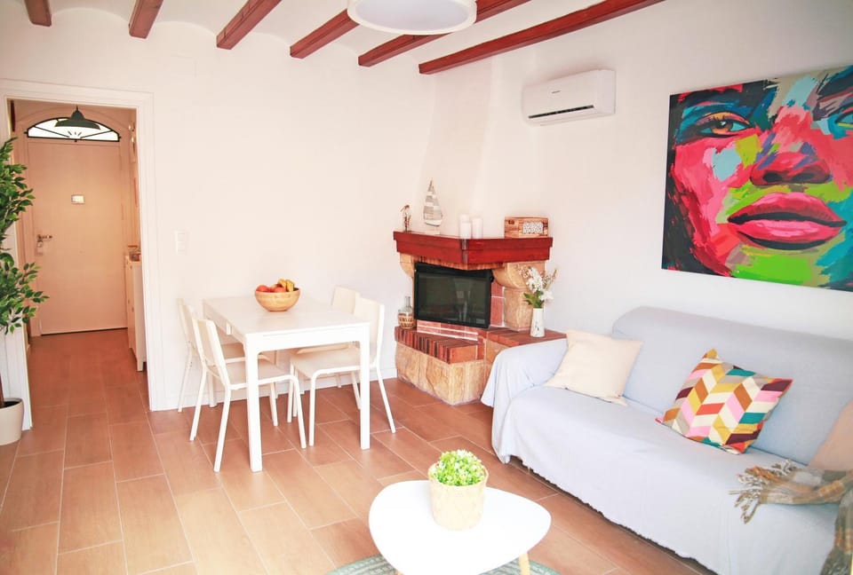 TV and multimedia, Living room, Seating area, Dining area, air conditioner