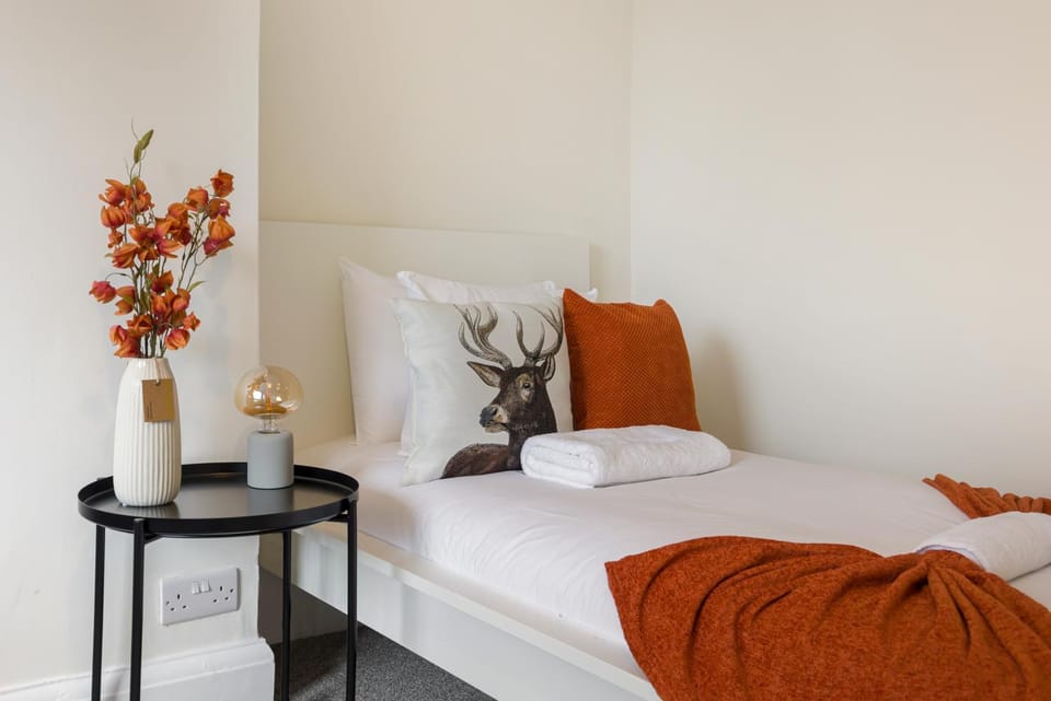 Bed, Photo of the whole room, Bedroom