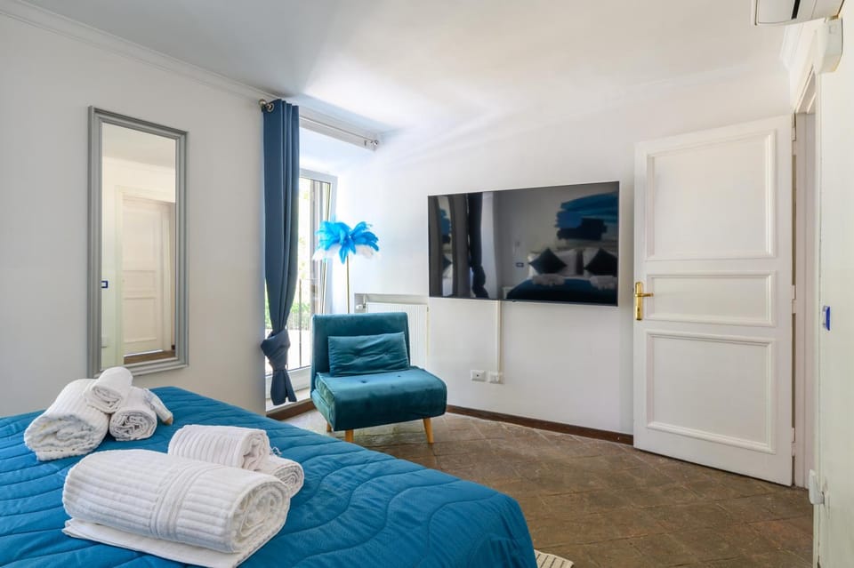 Bed, TV and multimedia, Photo of the whole room, Bedroom