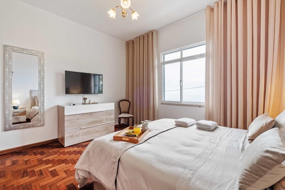 Bed, TV and multimedia, Bedroom, towels