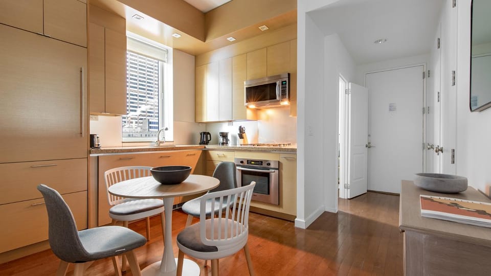 Kitchen or kitchenette, Dining area