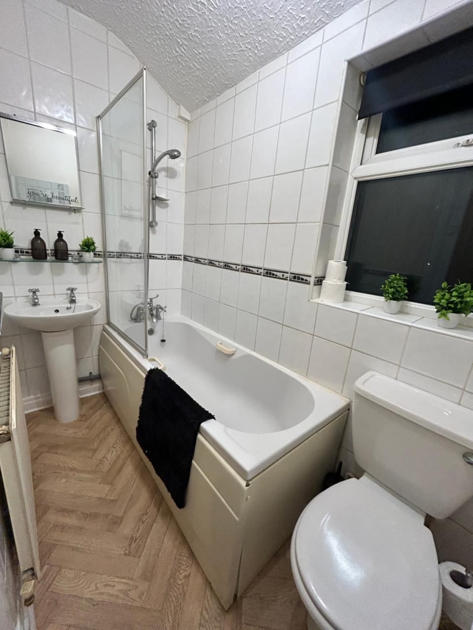 NEW 2 bedroom WIFI Driveway Sleeps 4 Beautiful House House in Hull
