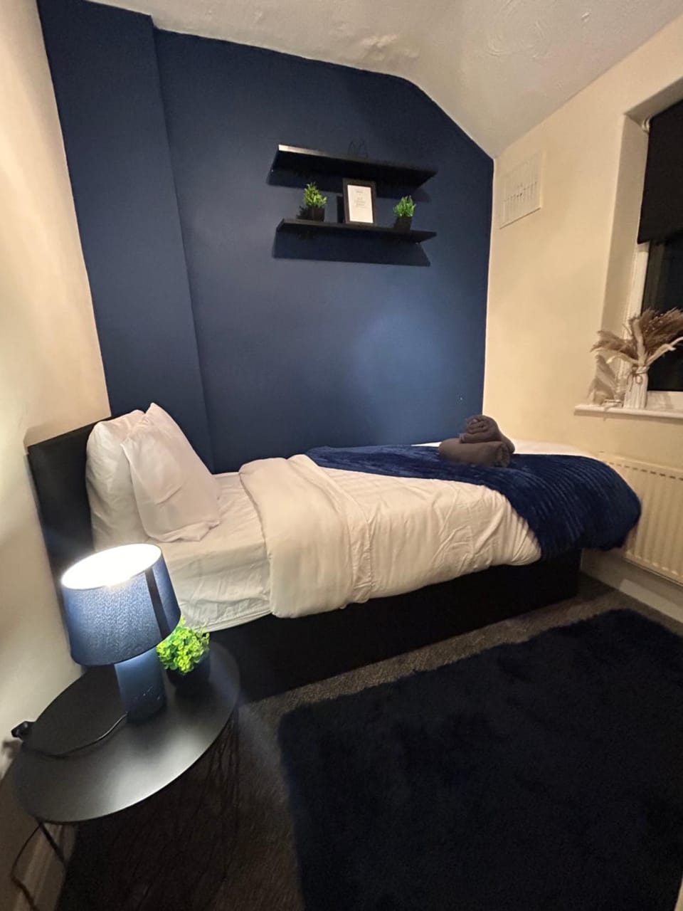 NEW 2 bedroom WIFI Driveway Sleeps 4 Beautiful House House in Hull