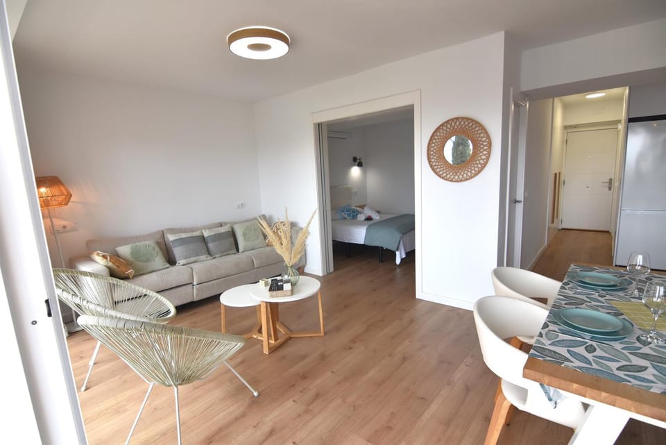 TV and multimedia, Living room, Seating area, Bedroom
