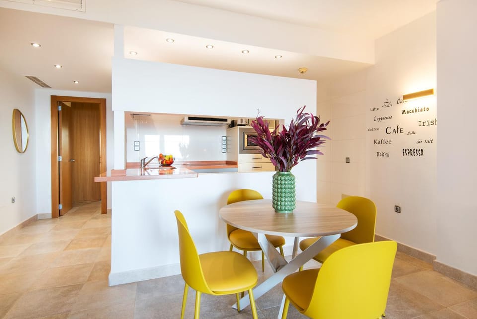 Kitchen or kitchenette, Living room, Seating area, Dining area