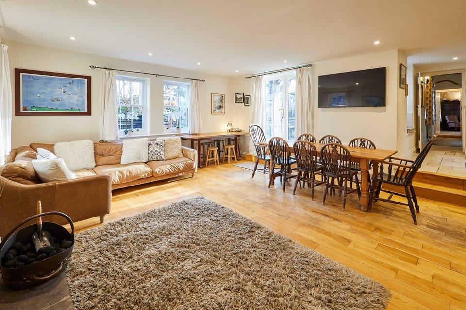 TV and multimedia, Living room, Seating area, Dining area