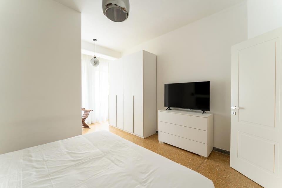 Bed, TV and multimedia, Bedroom, wardrobe