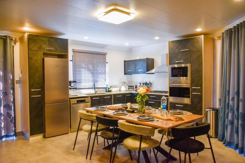 Kitchen or kitchenette, Food and drinks, Dining area, Food, oven