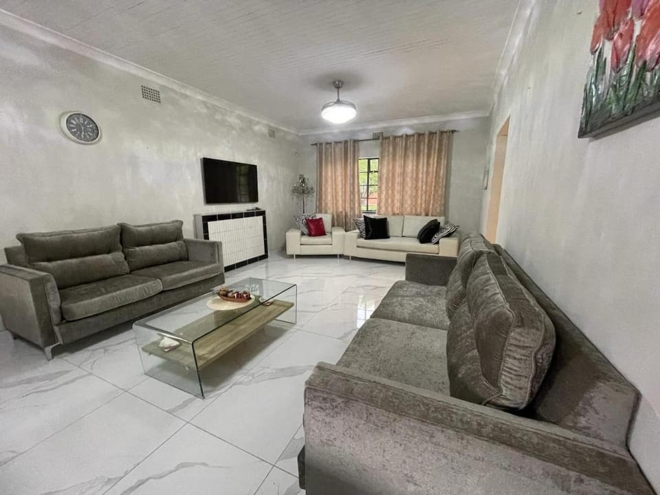 Communal lounge/ TV room, TV and multimedia, Living room, Seating area, Evening entertainment