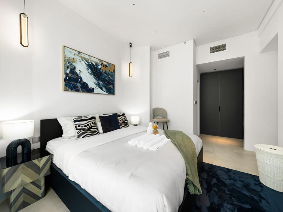 Luxurious 2BR Stay Marina View Apartment in Dubai