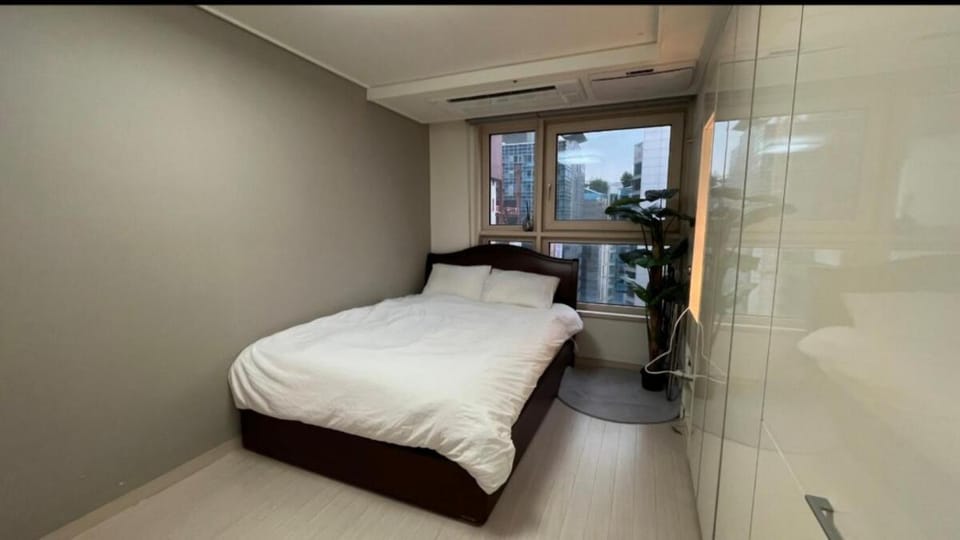 # Hotel Style # Cozy # Gangnam Plastic # Super Station Area # High-rise City View # Airport Bus # Comfort in the City # Gangnam-daero # Chromecast Apartment in Seoul