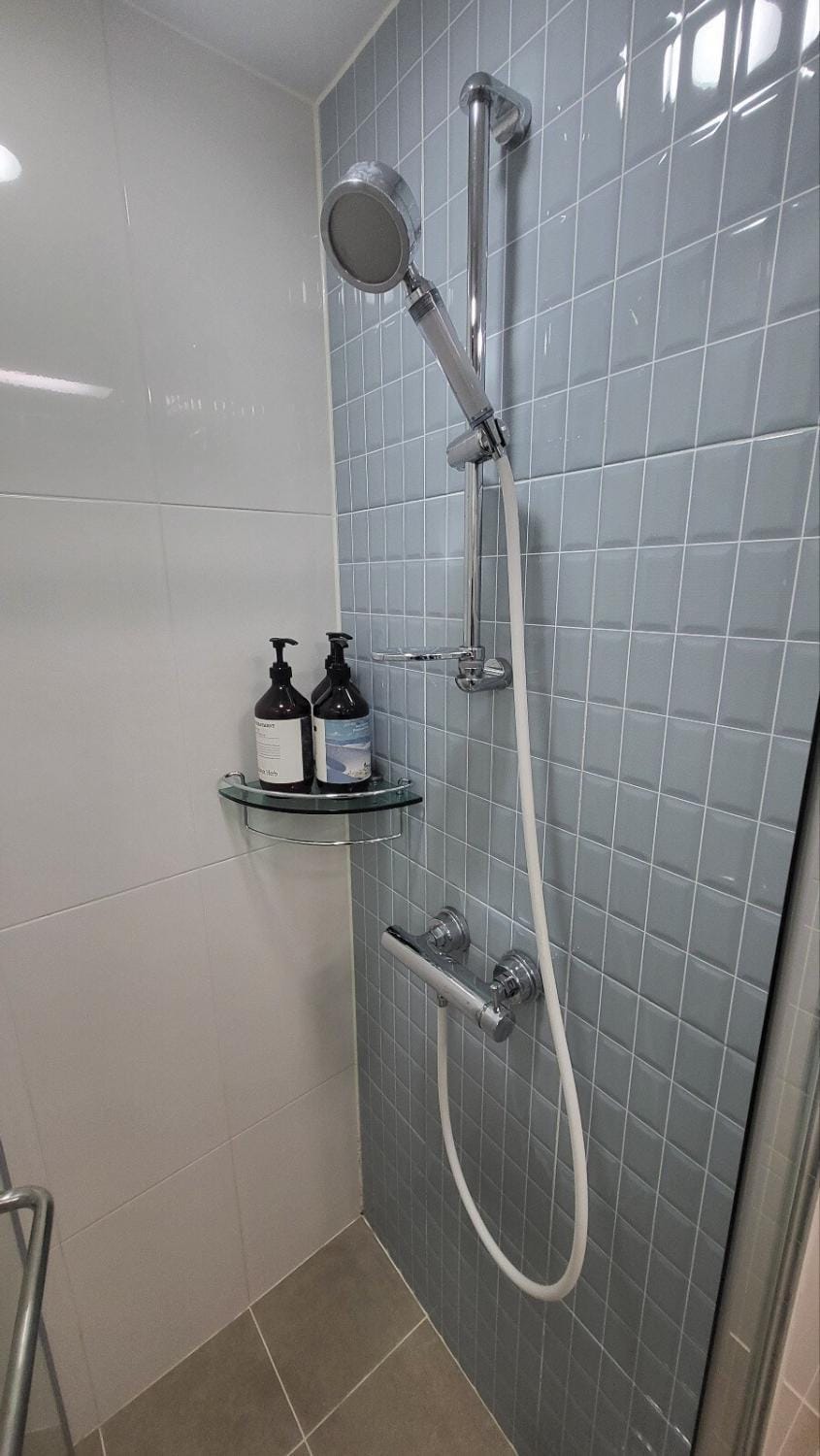 # Hotel Style # Cozy # Gangnam Plastic # Super Station Area # High-rise City View # Airport Bus # Comfort in the City # Gangnam-daero # Chromecast Apartment in Seoul