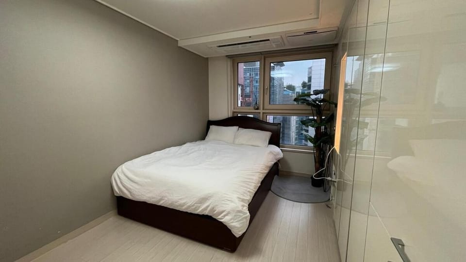 # Hotel Style # Cozy # Gangnam Plastic # Super Station Area # High-rise City View # Airport Bus # Comfort in the City # Gangnam-daero # Chromecast Apartment in Seoul
