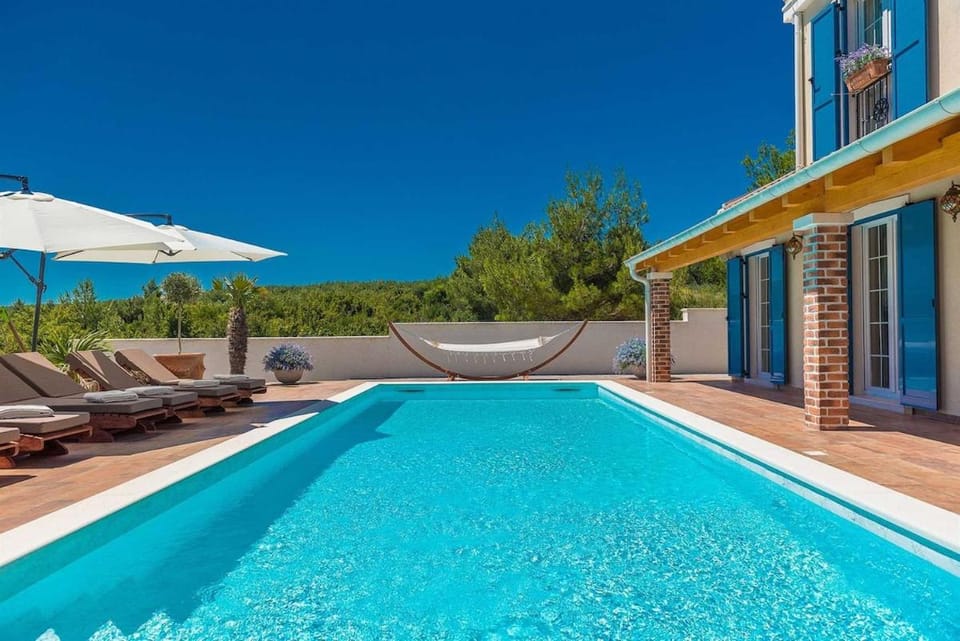 Patio, Day, Pool view, Swimming pool, sunbed