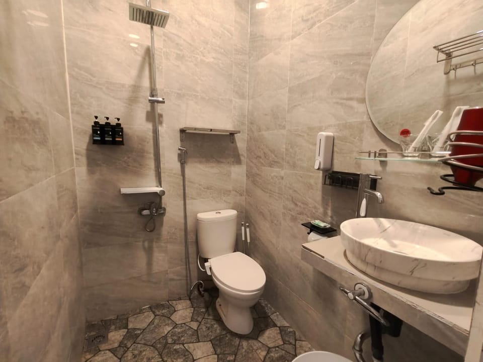 Shower, Toilet, Bathroom, bidet, towels