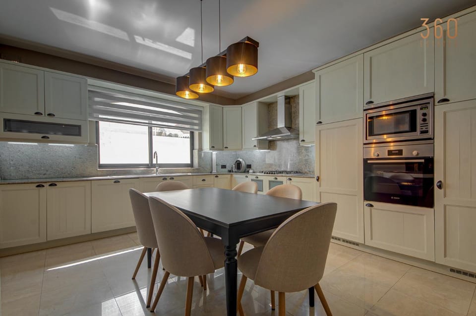 Kitchen or kitchenette, Dining area, dishwasher, minibar, stove
