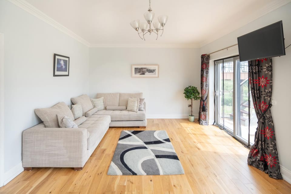 Waterford Villa - 5 Bed - Sleeps 10 - Parking Villa in County Waterford