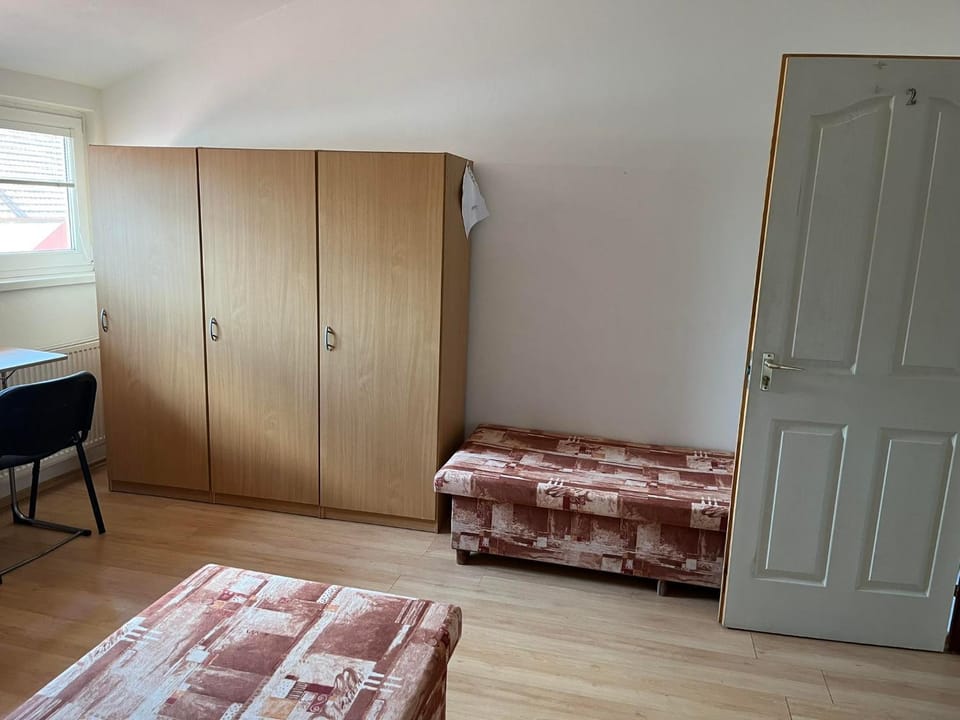 Photo of the whole room, Bedroom, wardrobe