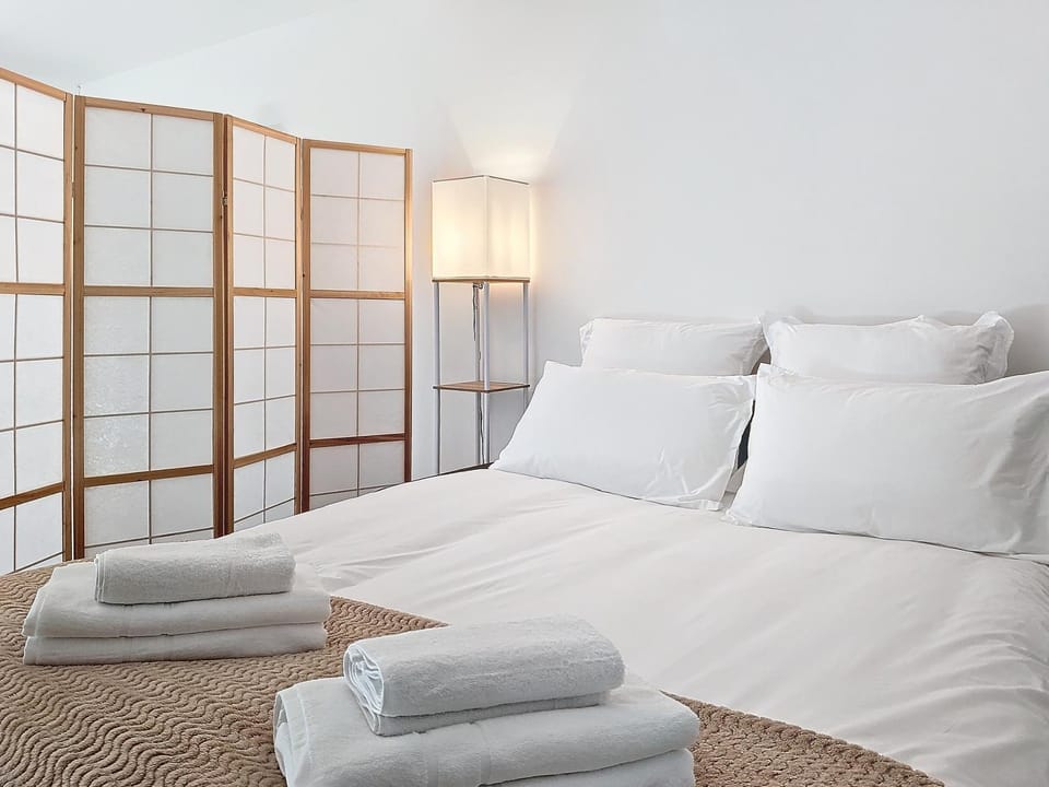 Bed, Living room, towels