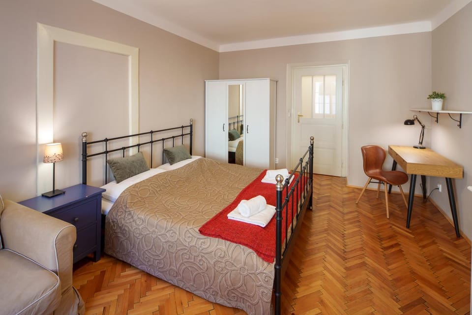Bed, Bedroom, towels