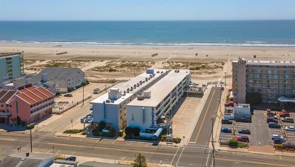 Beachfront Condo with a Heated Pool, BBQ Grills Apartment in Wildwood Crest