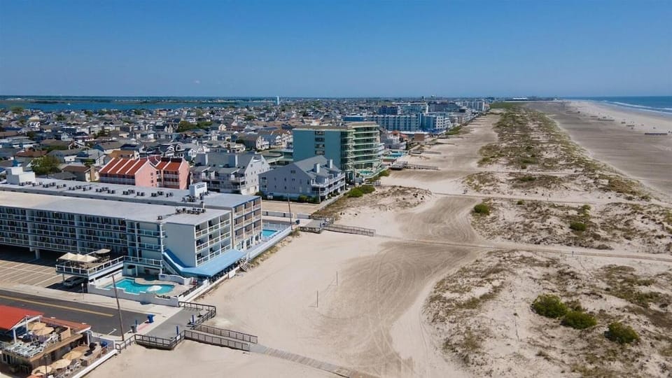 Beachfront Condo with a Heated Pool, BBQ Grills Apartment in Wildwood Crest