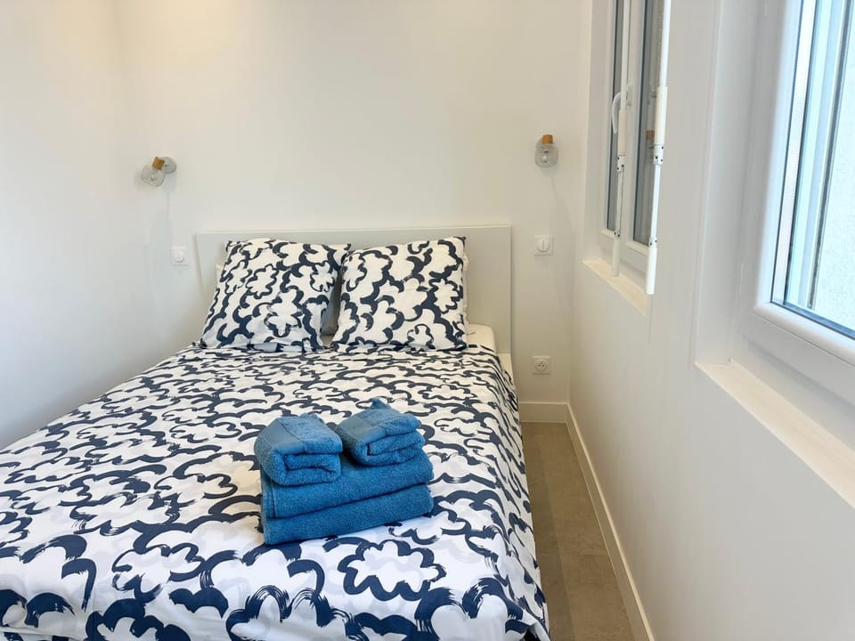 Bed, Bedroom, towels