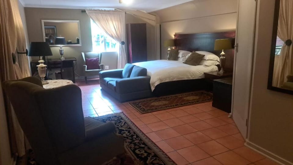 Bed, TV and multimedia, Living room, Photo of the whole room, Seating area, Bedroom, hair dresser
