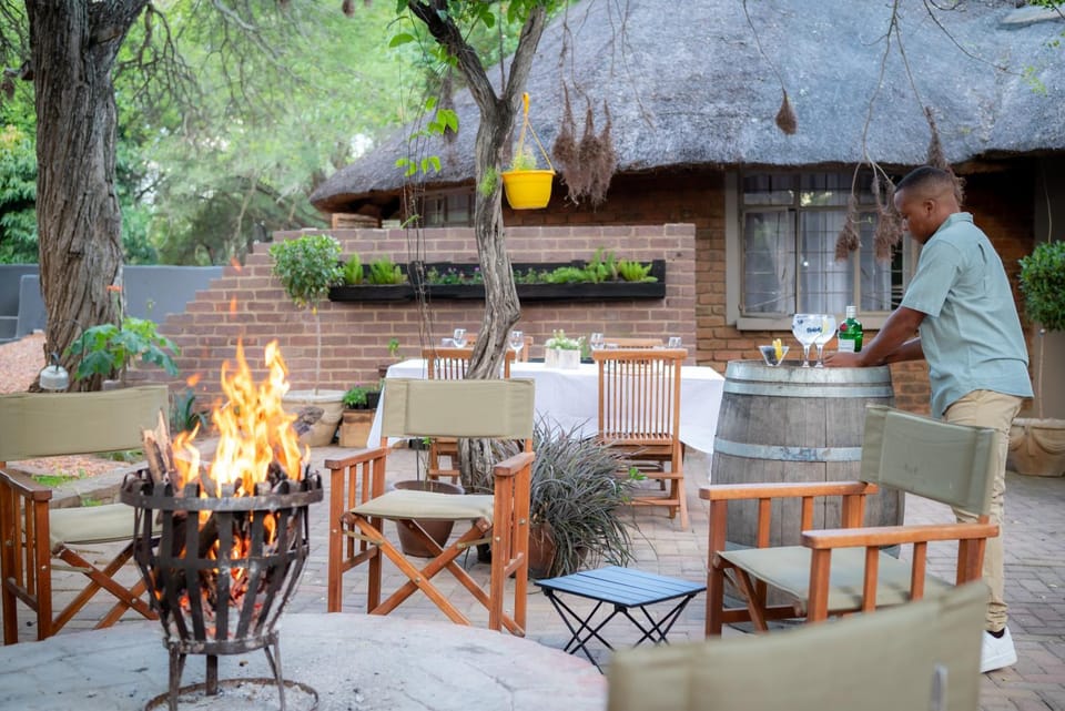 Patio, Restaurant/places to eat, People, Garden view