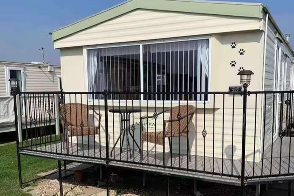 2Bed Caravan Sleeps 6- Beach Access Pets Parking Chalet in Mablethorpe