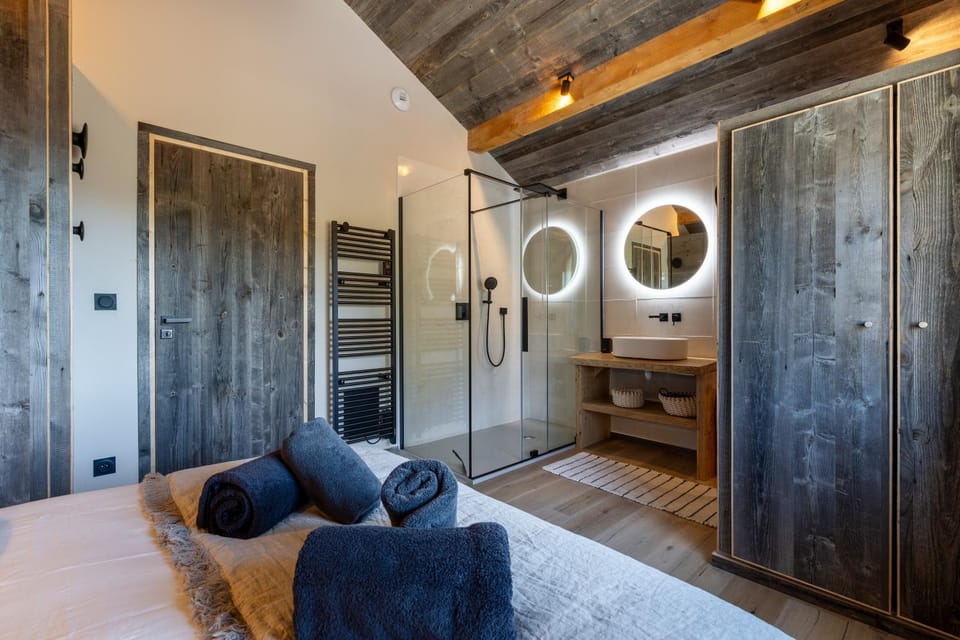 Bed, Bathroom, Photo of the whole room, Bedroom