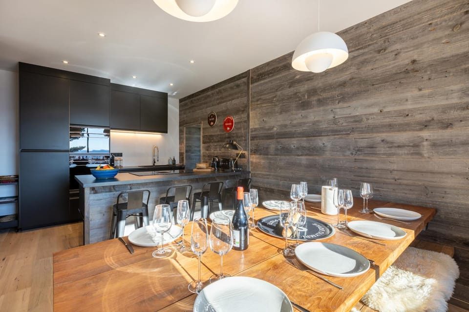 Kitchen or kitchenette, Dining area