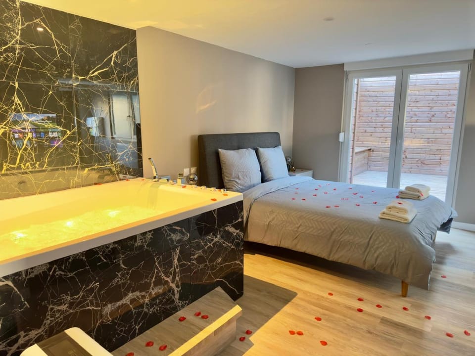 Suite Romantique - Balneo Privé - Parking Apartment in Hauts-de-France