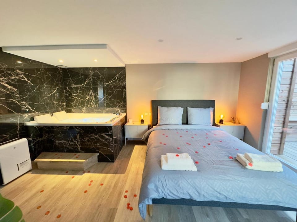 Suite Romantique - Balneo Privé - Parking Apartment in Hauts-de-France