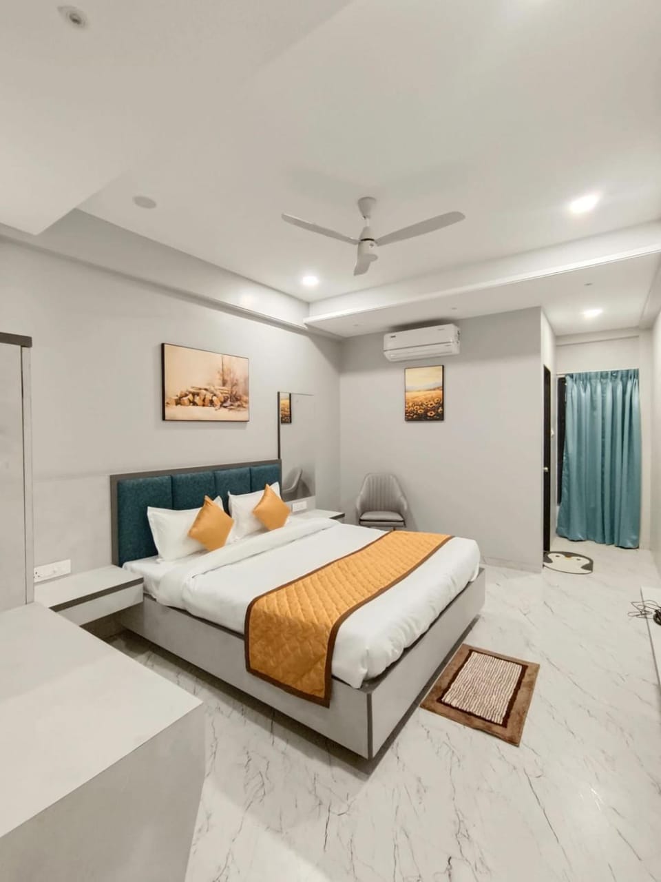 Photo of the whole room, Bedroom, air conditioner