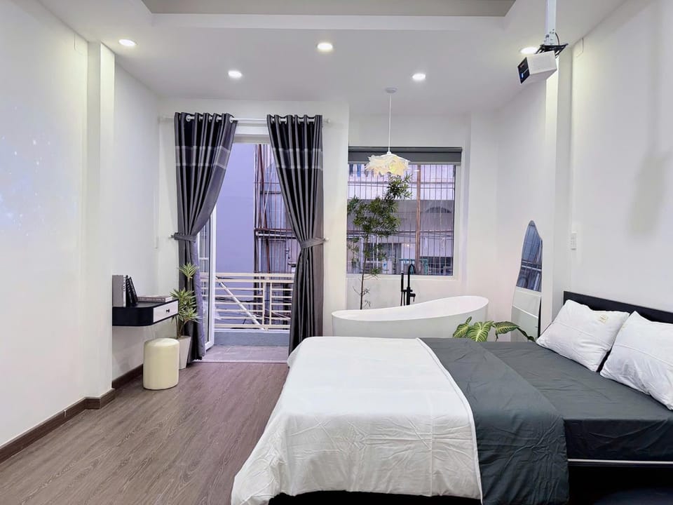Bed, Photo of the whole room, Seating area, Bedroom