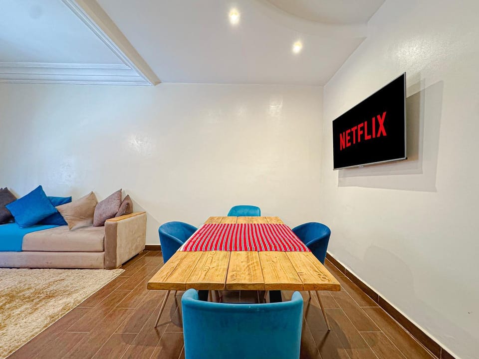 TV and multimedia, Living room, Seating area, Evening entertainment