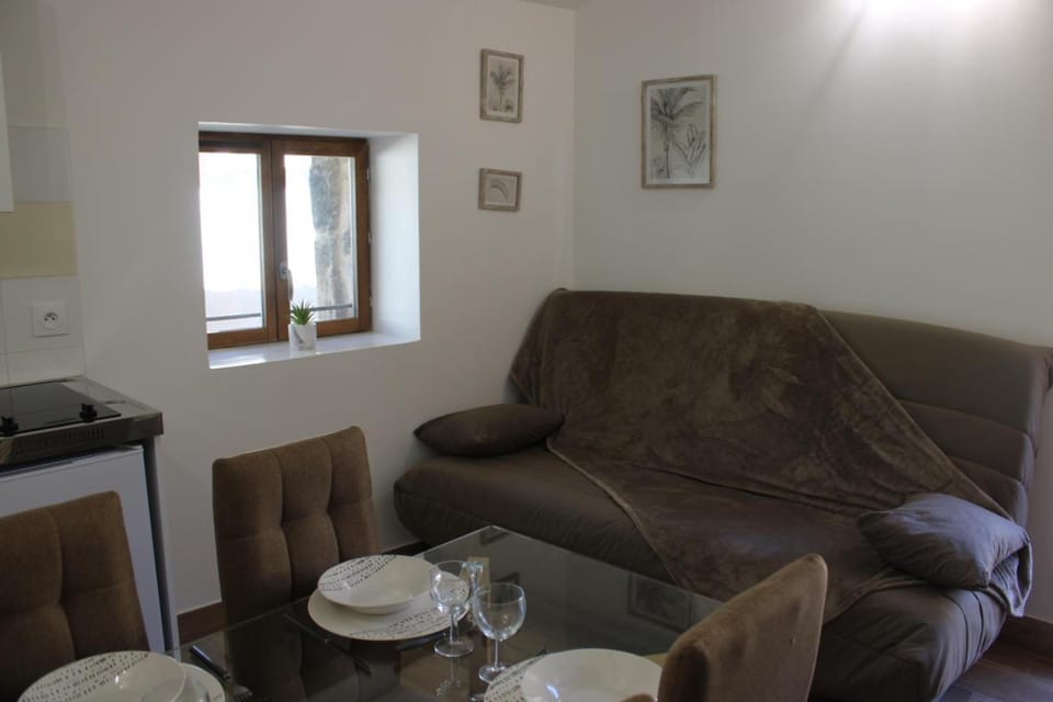 Photo of the whole room, Dining area