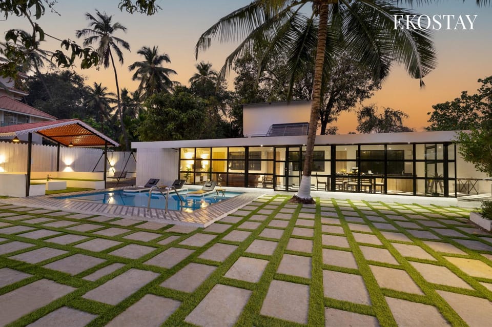 Property building, Patio, Day, Pool view, Swimming pool, sunbed