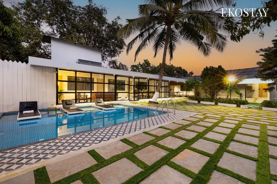 Property building, Patio, Day, Garden, Garden view, Pool view, Swimming pool, sunbed