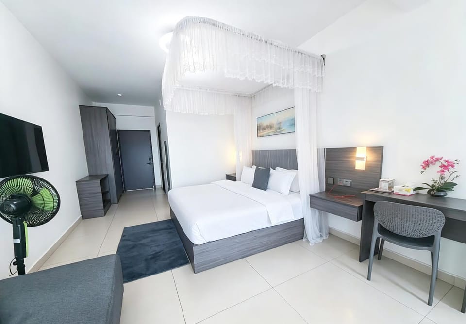 Bed, TV and multimedia, Living room, Seating area, Bedroom
