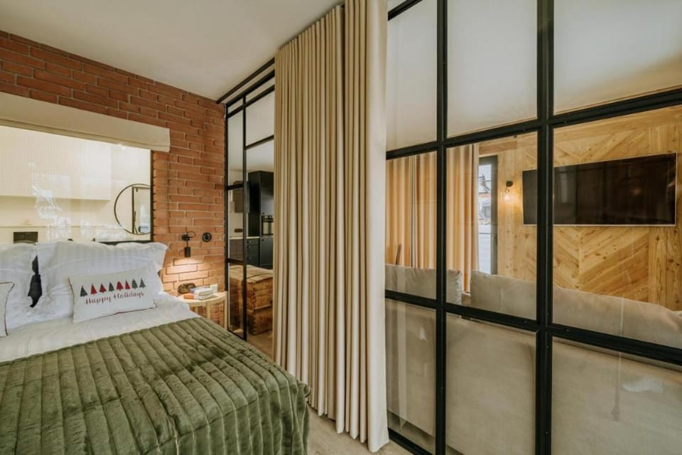 Bed, TV and multimedia, Bedroom